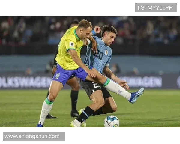 足球球星遭对手恶意踩脚受伤 赛场暴力行为引发热议